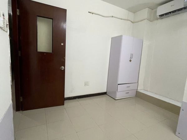 Phòng trọ nội thất cơ bản rộng 25m2 + cửa sổ hành lang