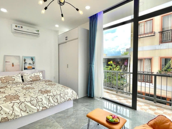 Studio ban công, full nội thất, giáp Q1